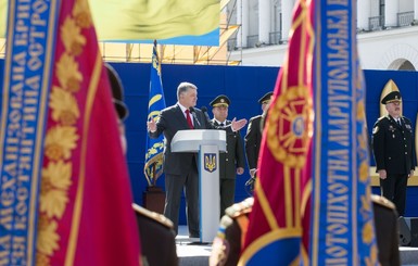 Первый против последнего военного парад Петра Порошенко: как изменилась риторика президента