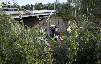 В Финляндии автобус упал на железнодорожные пути, есть жертвы
