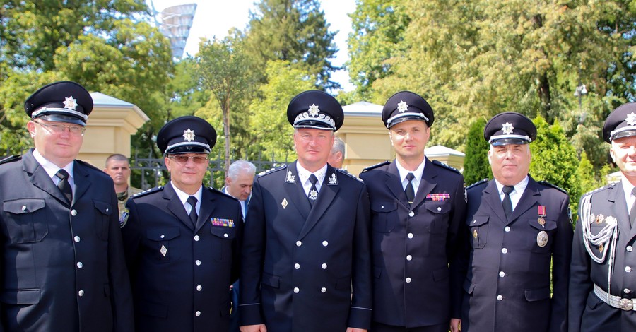 Порошенко присвоил четырем полицейским звание генерала