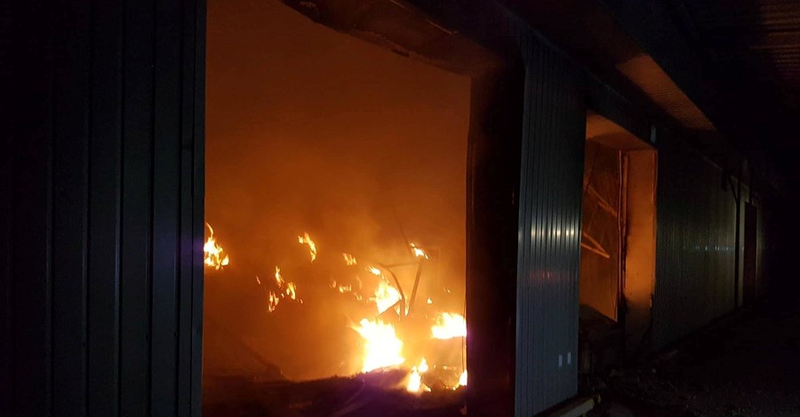 В Мукачево спасатели 6 часов тушили горевший склад 