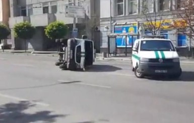 В Киеве перевернулся инкассаторский фургон