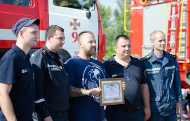 Стронгмен из Житомира сдвинул с места три пожарных машины