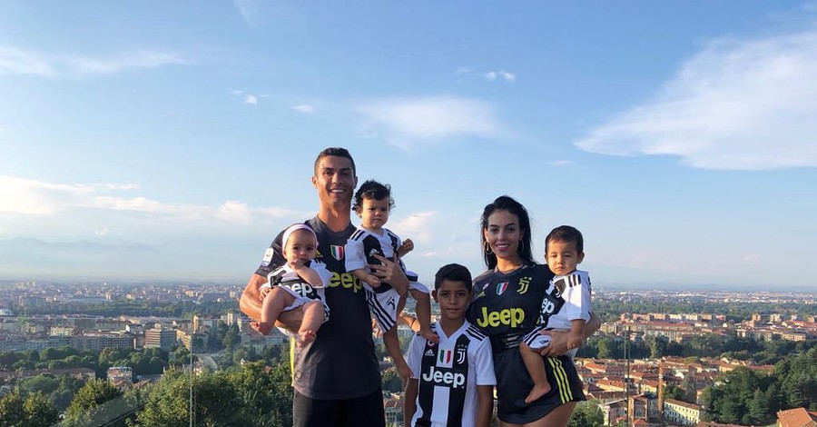 Роналду перевез семью в роскошную виллу в Турине