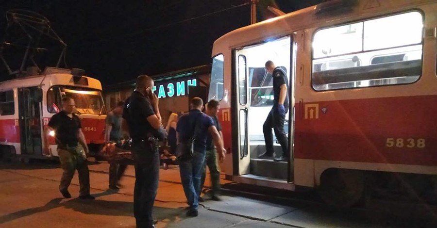 Две смерти за вечер: в Киеве умерли пассажиры в трамвае и на вокзале  