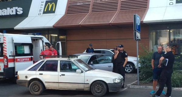 В Одессе 22-летняя девушка открыла стрельбу на улице, есть пострадавшие