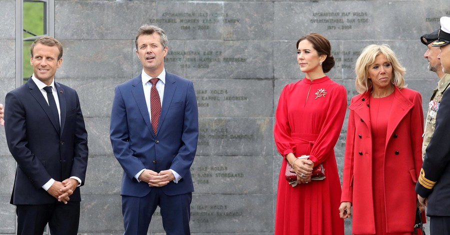 Принцесса Дании и первая леди Франции надели красные платья на встречу друг с другом 