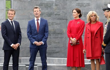 Принцесса Дании и первая леди Франции надели красные платья на встречу друг с другом 
