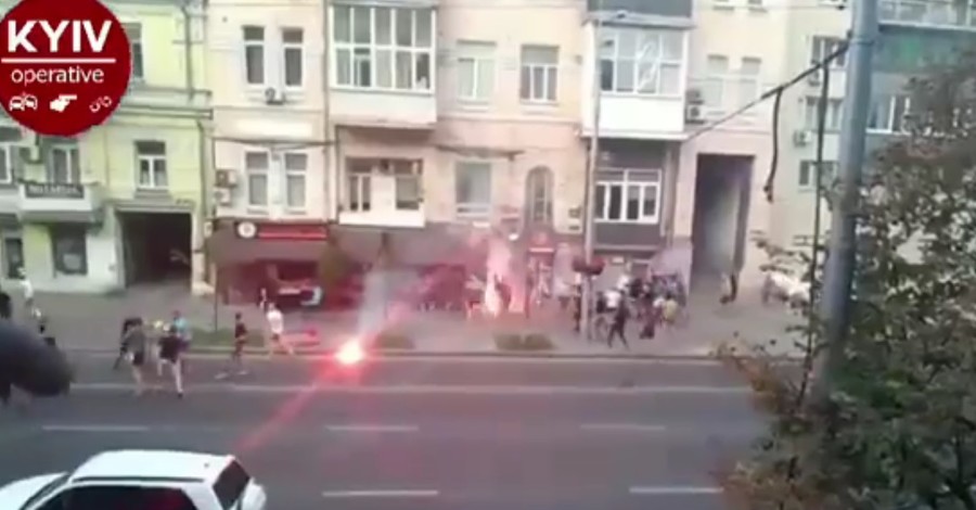 Футбольные фанаты устроили драку и стрельбу в центре Киева
