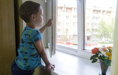 В Харькове мальчик проснулся раньше матери и выпал из окна