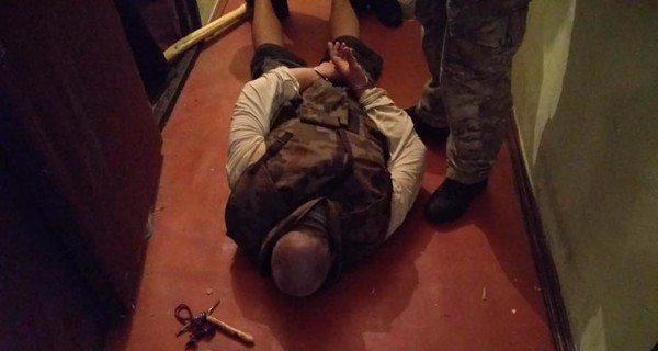 В Киеве вооруженный мужчина забаррикадировался в квартире, взяв в заложники четверых детей