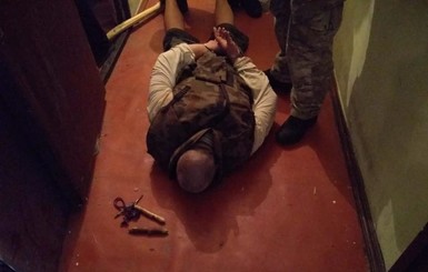 В Киеве вооруженный мужчина забаррикадировался в квартире, взяв в заложники четверых детей