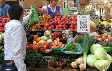 В Киеве на Бессарабке начали продавать овощи за криптовалюту