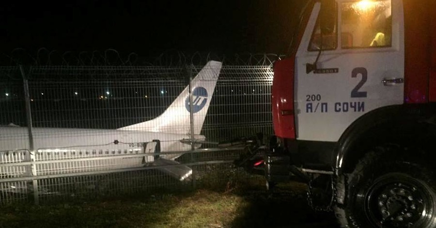 В Сочи при посадке развалился пассажирский самолет: погиб сотрудник аэропорта