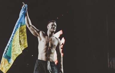 Imagine Dragons в Киеве пели с украинским флагом и с голым торсом
