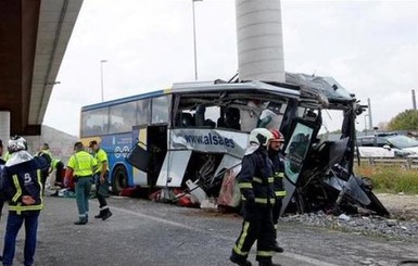 В Испании автобус врезался в мост: погибли пятеро, 20 ранены