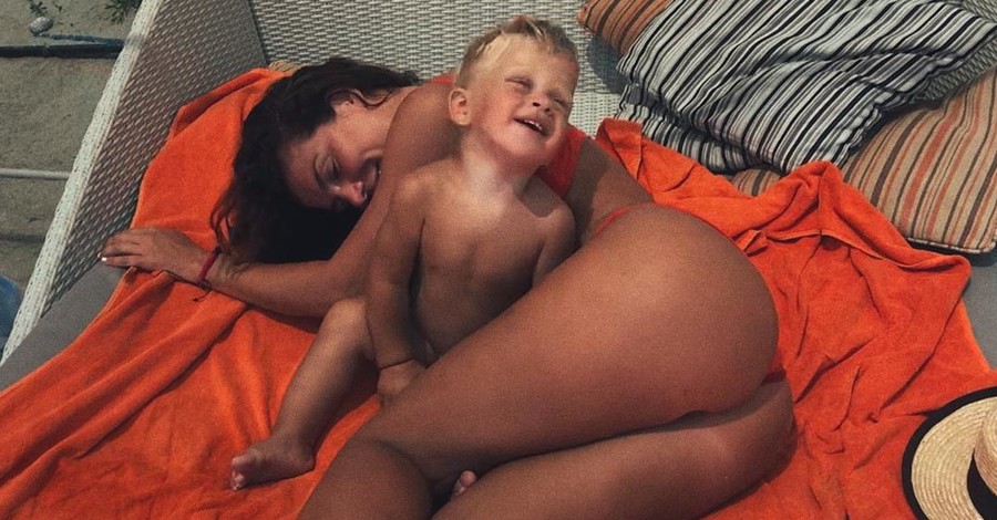 Седокова ответила хейтерам, посчитавшим ее фото с сыном пошлым: 