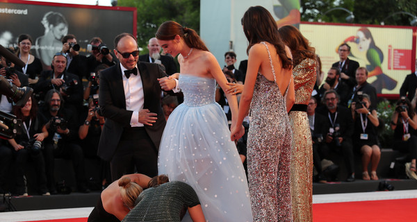 Актриса Рэффи Кэссиди запуталась в подоле собственного платья на фестивале в Венеции