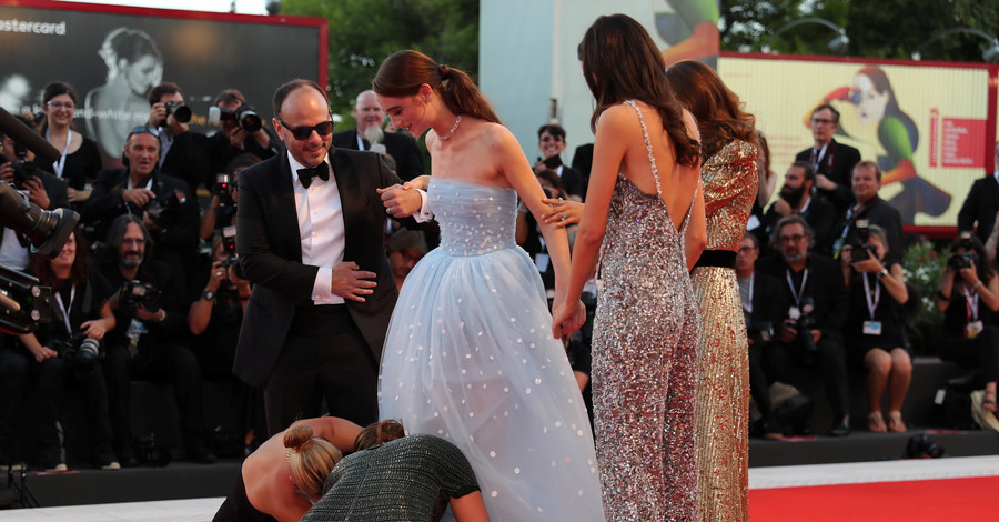 Актриса Рэффи Кэссиди запуталась в подоле собственного платья на фестивале в Венеции