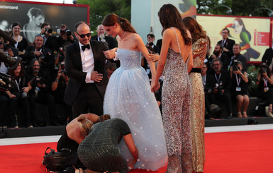 Актриса Рэффи Кэссиди запуталась в подоле собственного платья на фестивале в Венеции