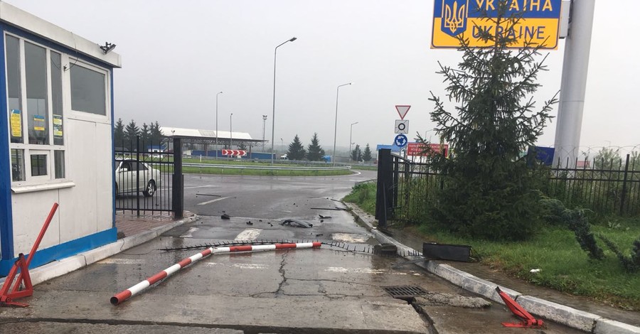 Иностранец на евробляхах пытался прорваться в Украину и сбил два шлагбаума на границе
