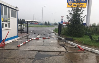 Иностранец на евробляхах пытался прорваться в Украину и сбил два шлагбаума на границе