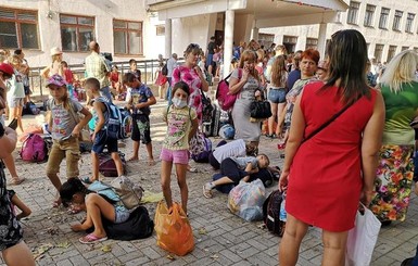 Экокатастрофа в Крыму: в херсонских селах родители не пускают детей в школу и сдают воду на анализ