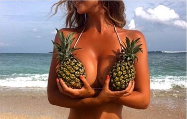 В Instagram новый тренд – девушки прикрывают обнаженную грудь ананасами
