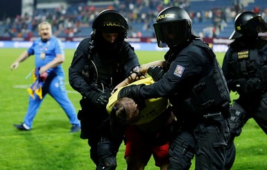 Украинские фанаты подрались с чешской полицией после матча сборной