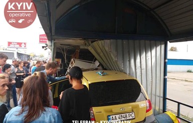 В Киеве легковушка врезалась в остановку