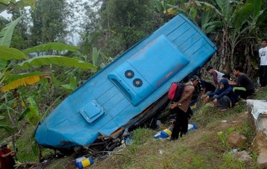 В Индонезии разбился автобус с туристами, погиб 21 человек