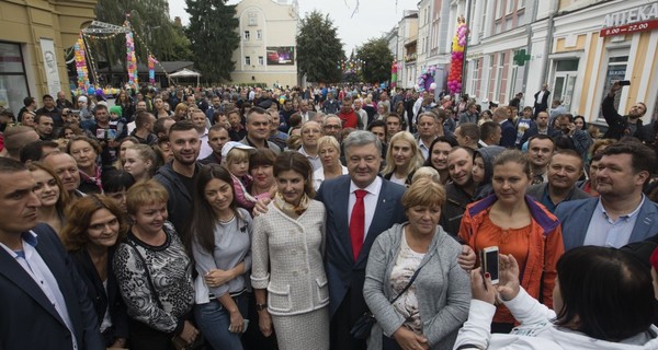 Петр и Марина Порошенко вышли в народ в день янтарной свадьбы