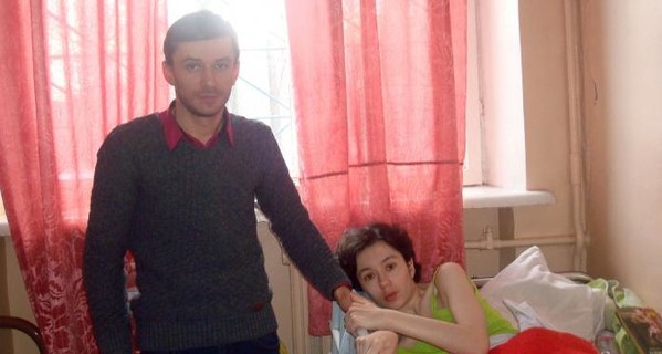 Житель Запорожья четыре года ухаживает за девушкой, страдающей рассеянным склерозом