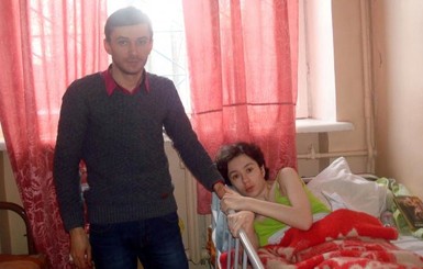 Житель Запорожья четыре года ухаживает за девушкой, страдающей рассеянным склерозом