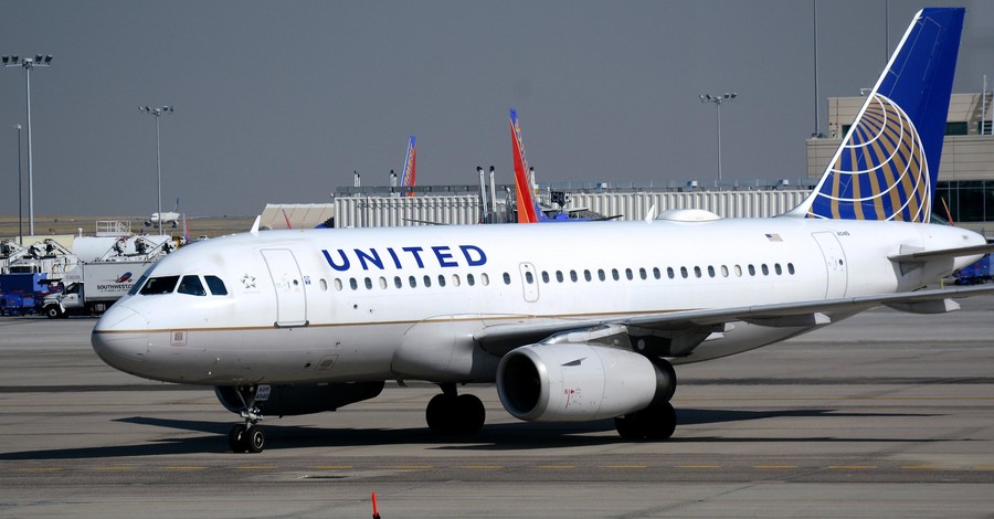 Пилот United Airlines посреди рейса переоделся и пошел спать