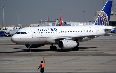 Пилот United Airlines посреди рейса переоделся и пошел спать