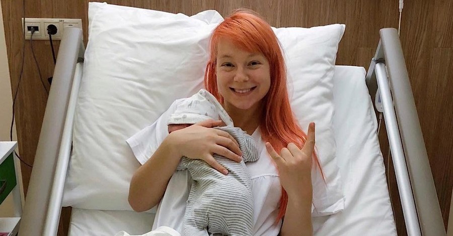 Тарабарова впервые показала новорожденного ребенка