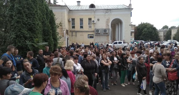 В Желтых Водах матери маленькой Киры, умершей от побоев, объявили бойкот