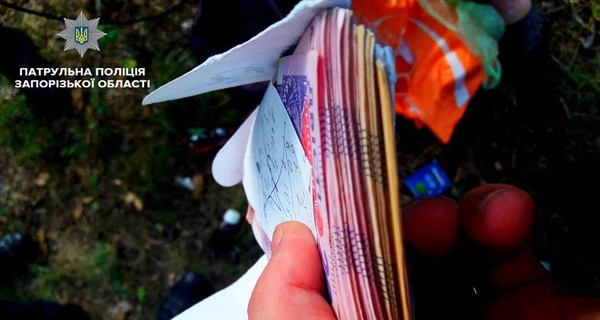 В Запорожье полиция вернула пенсионерке украденную сумку с целым состоянием