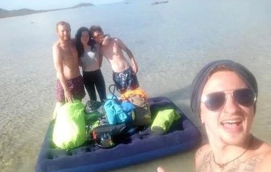 Четверо туристов застряли на необитаемом острове из-за дыры в надувном матрасе