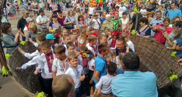 В самую большую корзинку в Украине поместились 62 ребенка