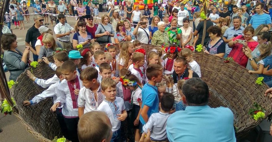 В самую большую корзинку в Украине поместились 62 ребенка