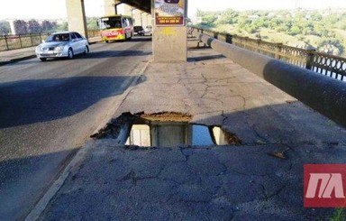 В Запорожье маршрутка угодила в дыру на мосту и зависла над 30-метровой пропастью