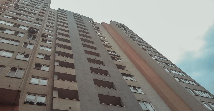 Киевлянка написала на руке номер телефона и выбросилась с 7 этажа