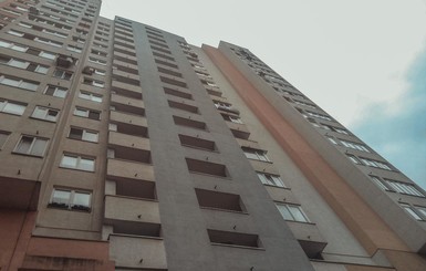 Киевлянка написала на руке номер телефона и выбросилась с 7 этажа