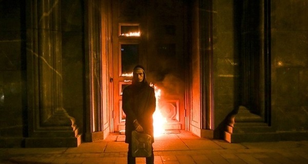 Российского художника Петра Павленского, пытавшегося сжечь банк во Франции, выпустили из-под стражи