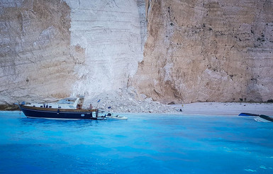 На самом красивом пляже Греции обломки скалы упали на туристов 