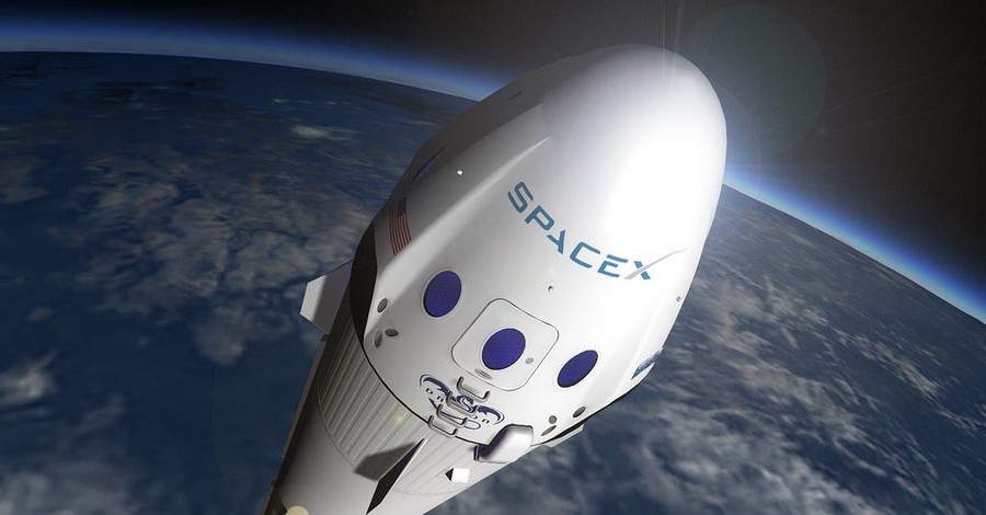 Компания Илона Маска повезет первого пассажира вокруг Луны