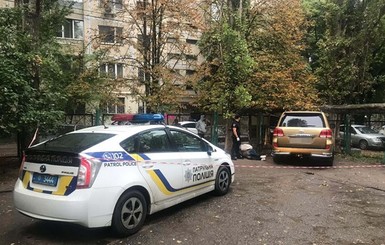 В Одессе мужчина избил охранника клюшкой, похитил машину со штрафплощадки и влетел в школьный забор