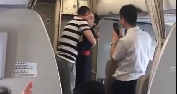 Китайской стюардессе сделали предложение во время рейса. В конце ее уволили