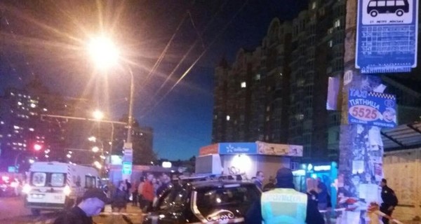 В Киеве таксист влетел в остановку, пострадали две женщины